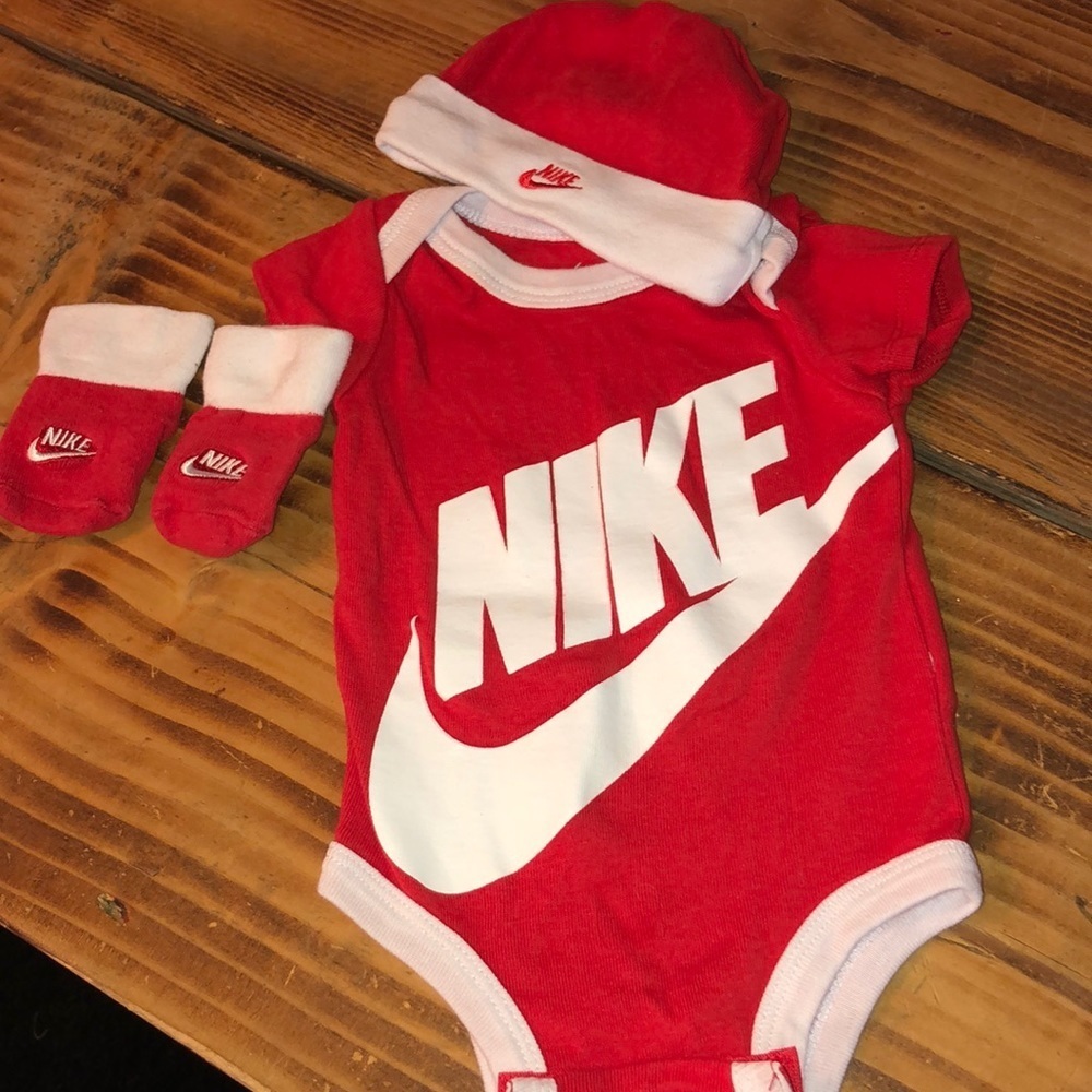 Nike Infant onesie set red and white baby set hat gloves and bodysuit 0-6M​​​